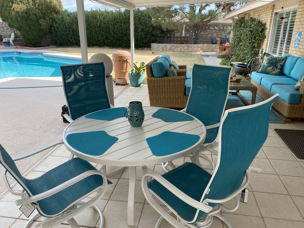 These Holly Hill chairs and Latitude table coordinate so perfectly with one another, and we LOVE the Caribbean blue fabric and accents. Thank you, Marsha, for sharing your gorgeous Homecrest furniture with us! 💙
