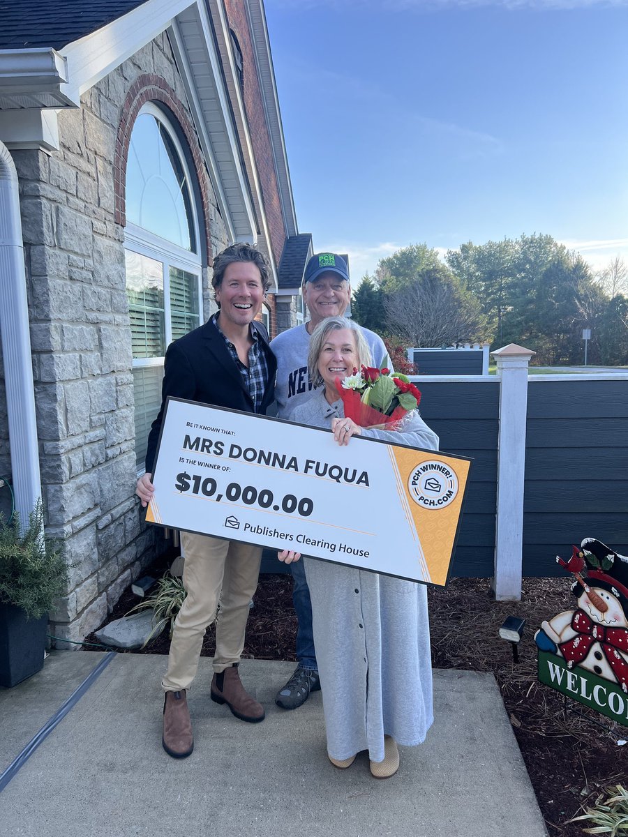 Congratulations to today's $10,000 #PCHWinner, Donna F. of KY! 🤑🍾🎉🤩💵🌹🙌