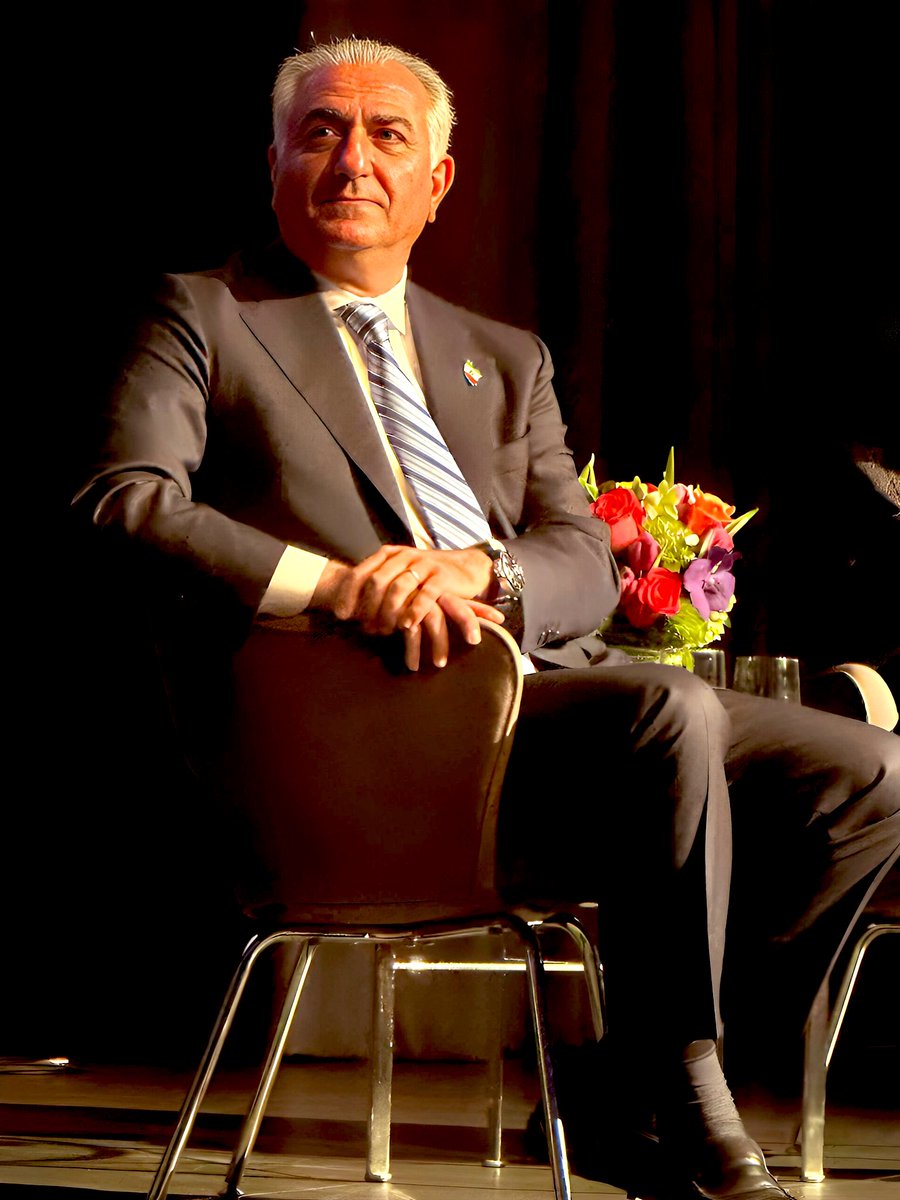 اشتیاقی که به دیدار تو دارد دل من
دل من داند و من دانم و دل داند و من
#KingRezaPahlavi