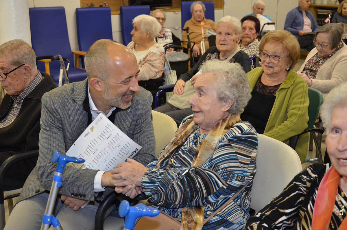 marc_aloy's tweet photo. També hem visitat la residència de les Germanes Josefines, la comunitat que durant tants anys va servir a la Clínica Sant Josep.

Moltes gràcies a totes les persones que teniu cura de les nostres persones grans, amb tanta dedicació i amor. Sou imprescindibles! Bon Nadal! https://t.co/tZIFeKG6PF