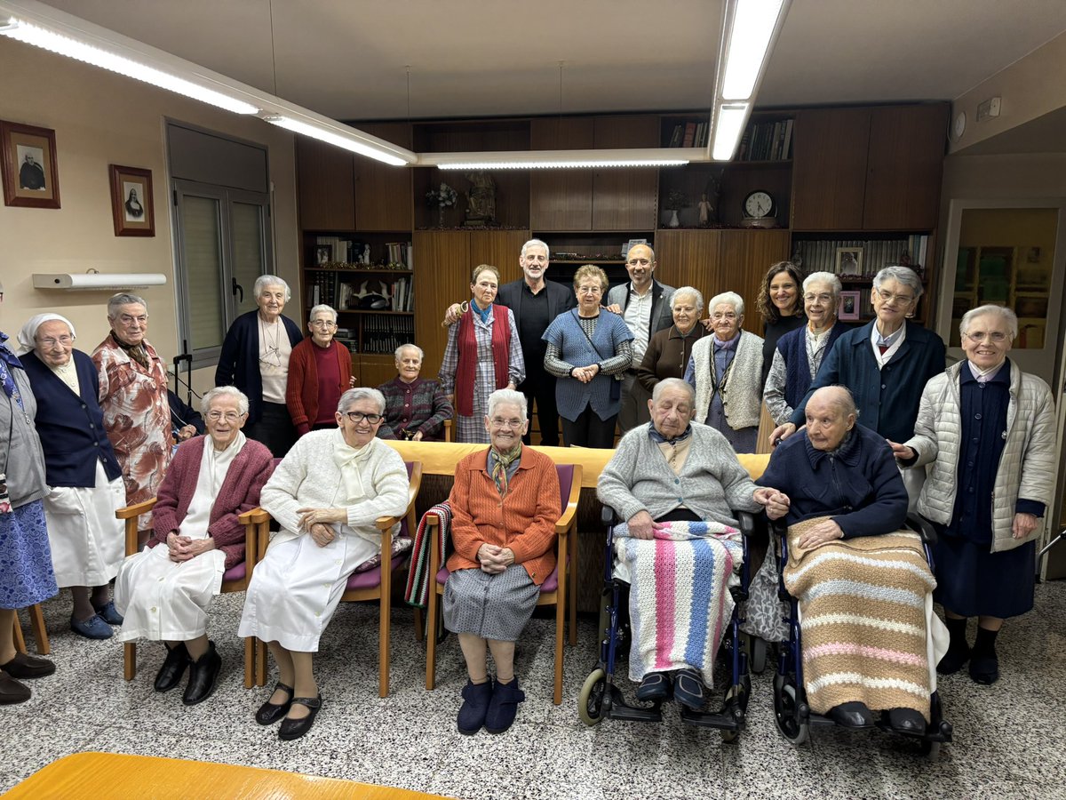 marc_aloy's tweet photo. També hem visitat la residència de les Germanes Josefines, la comunitat que durant tants anys va servir a la Clínica Sant Josep.

Moltes gràcies a totes les persones que teniu cura de les nostres persones grans, amb tanta dedicació i amor. Sou imprescindibles! Bon Nadal! https://t.co/tZIFeKG6PF