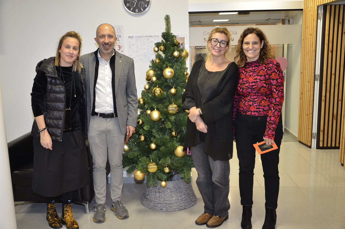 marc_aloy's tweet photo. També hem visitat la residència de les Germanes Josefines, la comunitat que durant tants anys va servir a la Clínica Sant Josep.

Moltes gràcies a totes les persones que teniu cura de les nostres persones grans, amb tanta dedicació i amor. Sou imprescindibles! Bon Nadal! https://t.co/tZIFeKG6PF