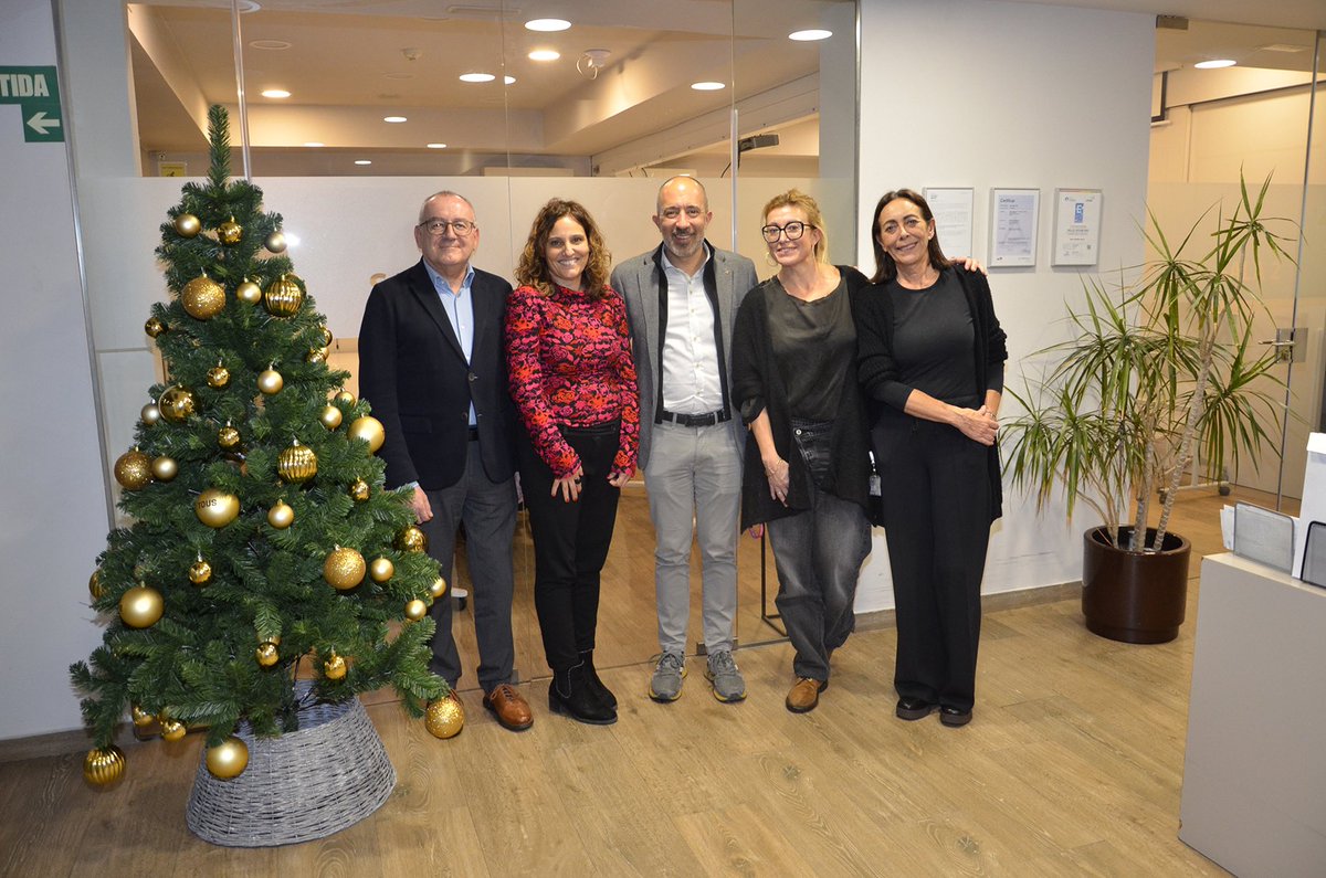 marc_aloy's tweet photo. També hem visitat la residència de les Germanes Josefines, la comunitat que durant tants anys va servir a la Clínica Sant Josep.

Moltes gràcies a totes les persones que teniu cura de les nostres persones grans, amb tanta dedicació i amor. Sou imprescindibles! Bon Nadal! https://t.co/tZIFeKG6PF