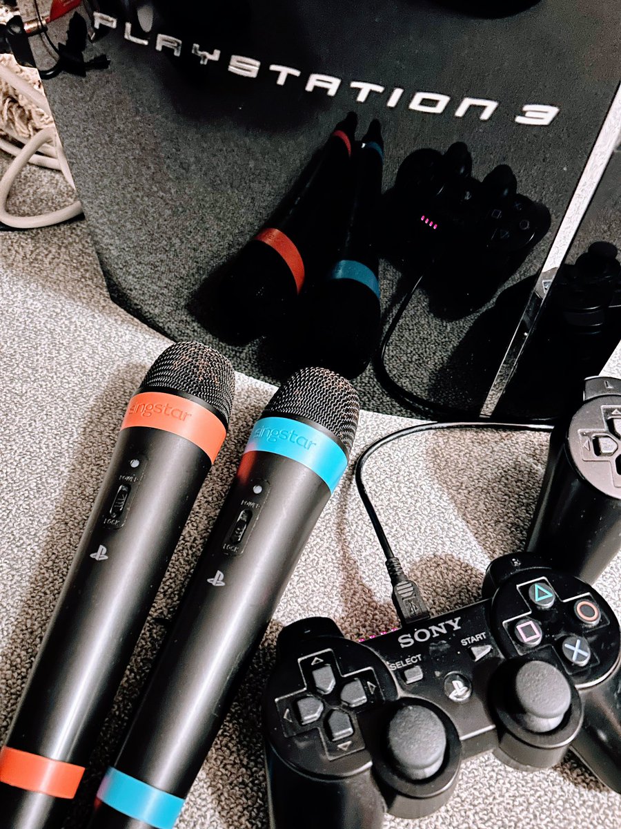 derliebeMichi's tweet photo. Große Ereignisse werfen ihre Schatten voraus.
Dafür wurde extra die #PS3 entstaubt, ja, das ist das erste Modell mit 4 USB Anschlüssen, denn auf ihr ist ein Schatz.
217 heruntergeladene #Singstar Songs, die wir an Weihnachten trällern wollen.
Fernduett @Suellentrinkt ? https://t.co/ryTTkScKcQ