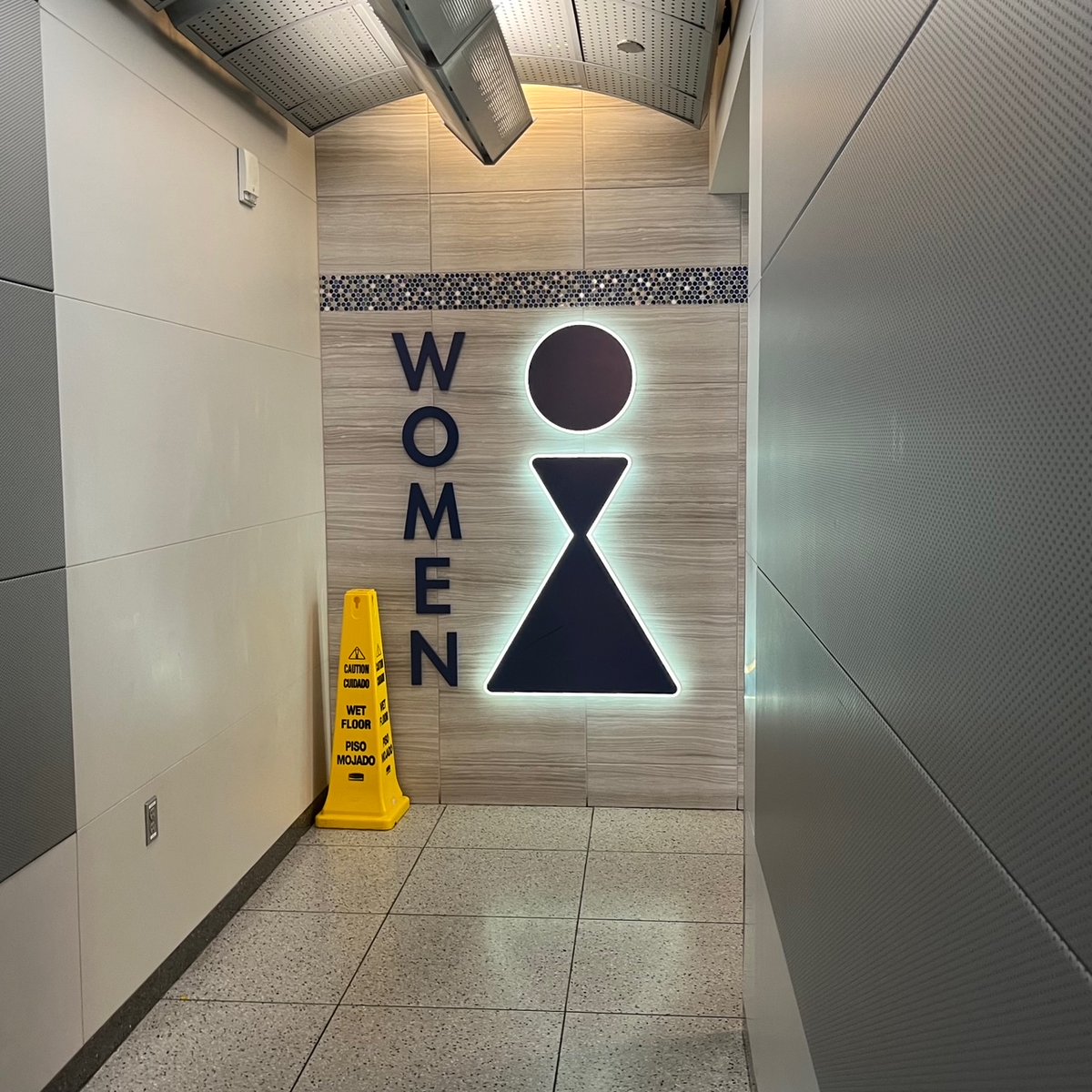 AmerRestAssoc's tweet photo. ARA Offers Five Essential Tips for Planning Bathroom Breaks During Record-Breaking Holiday Travel https://t.co/Z6cgprG1Kw https://t.co/4mjRo6MNcC