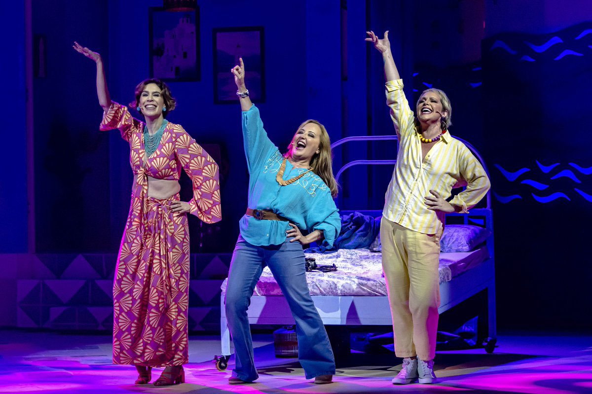 areviewmusical's tweet photo. 🚨🪩 HERE WE GO AGAIN! 

'Mamma Mia' retorna aos palcos em 2025. O musical faz temporada de 14/março a 06/abril no Teatro Bradesco (SP) e de 18/abril a 11/maio no  Teatro Riachuelo Rio.

Maria Brasil, Claudia Netto, Maria Clara Gueiros e Gottsha já estão confirmadas no elenco https://t.co/BYKR9qStrN