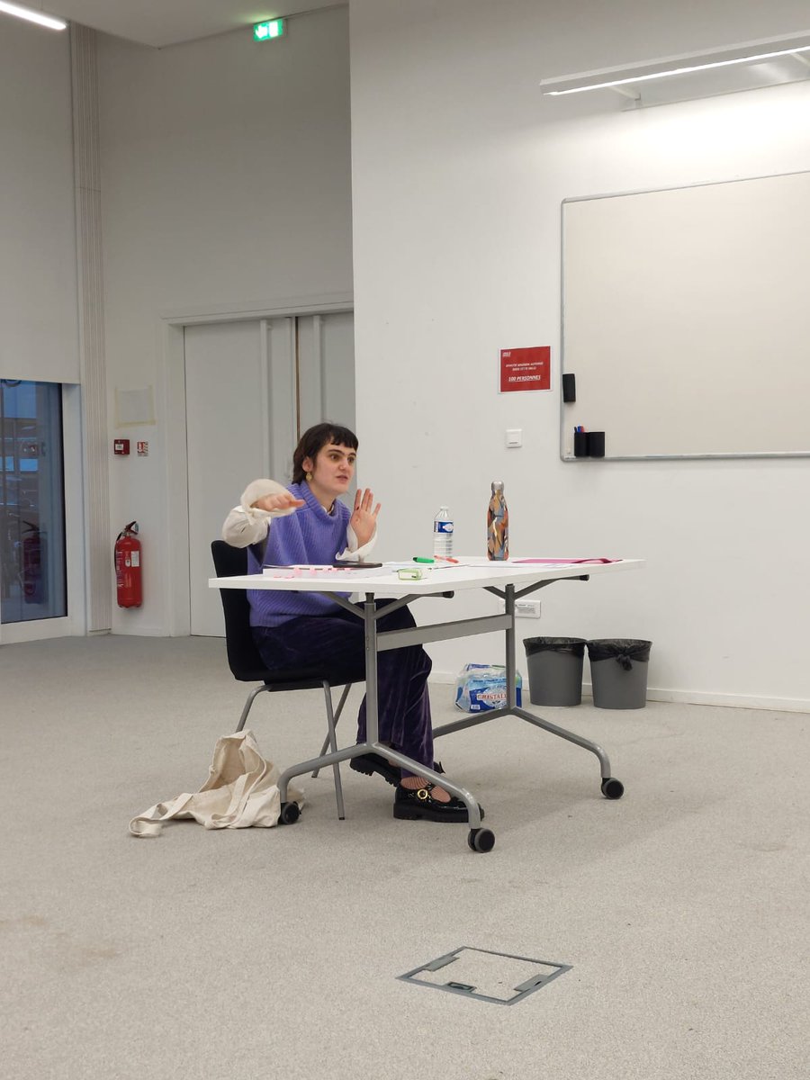 Les premières vacances "sans thèse" se profilent🎄. Docteure en #sociologie <a href="/EHESS_fr/">EHESS</a> depuis 2j. 6 ans pour pondre un manuscrit intitulé " Ces animaux qui humanisent ? Ethnographie des dispositifs de médiation animale en milieu carcéral" 🐣🐣🐣