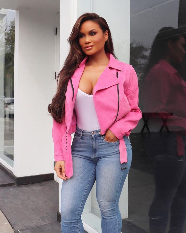 Evening One and All, heading to the airport to pick up my mom for the holidays, I miss her so much. I'm happy that she'll be staying threw the New Year. Can't wait for her to start cooking. Yum Yum! 🎄🤶🎅