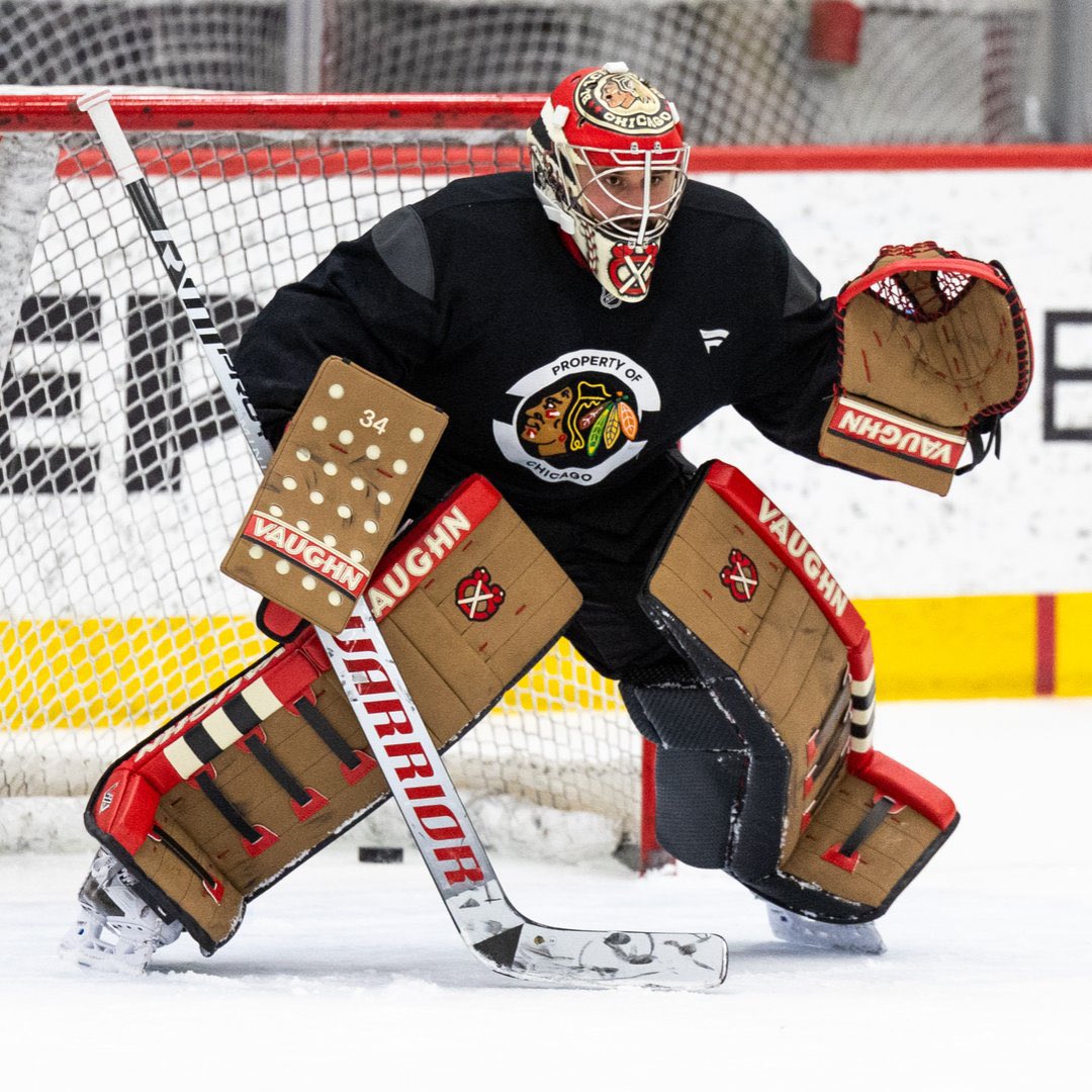 Arvid Söderblom &amp; Petr Mrazek’s #WinterClassic <a href="/VaughnHockey/">Vaughn Custom Sports</a> setups are unreal. Extra style points to Söderblom for the wood imagery on his <a href="/truetemperhcky/">TRUE Hockey</a> stick. 

📸: <a href="/NHLBlackhawks/">Chicago Blackhawks</a>
