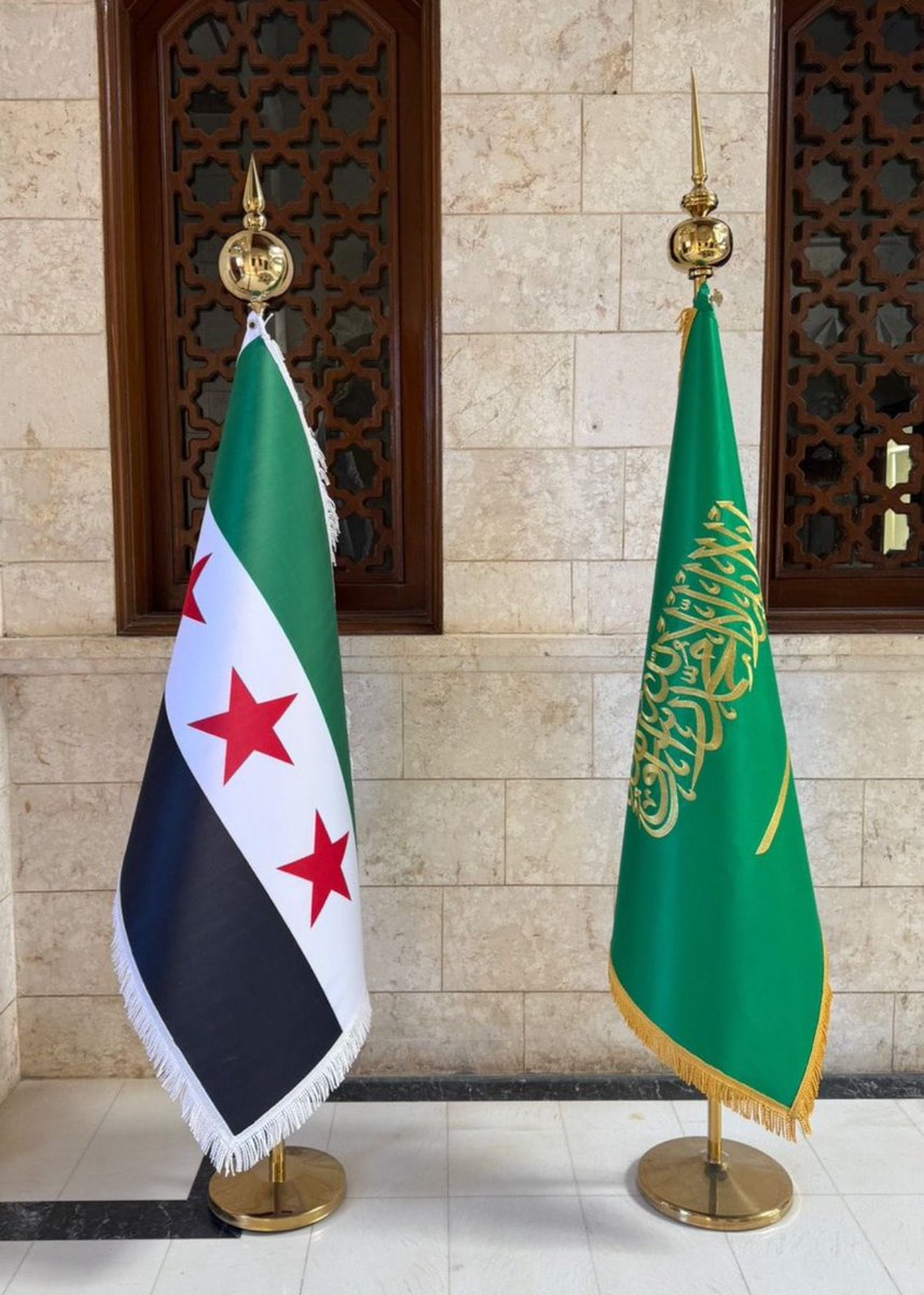 🚨🚨🚨عاجل:

ردًا على قرار إيران بقطع إمدادات النفط عن سوريا في بداية فصل الشتاء القارس، المملكة العربية السعودية تتعهد بتزويد سوريا بالنفط، على أن تبدأ واردات النفط السعودي إلى سوريا غدًا.

🔥🔥عز يمال العز🔥🔥