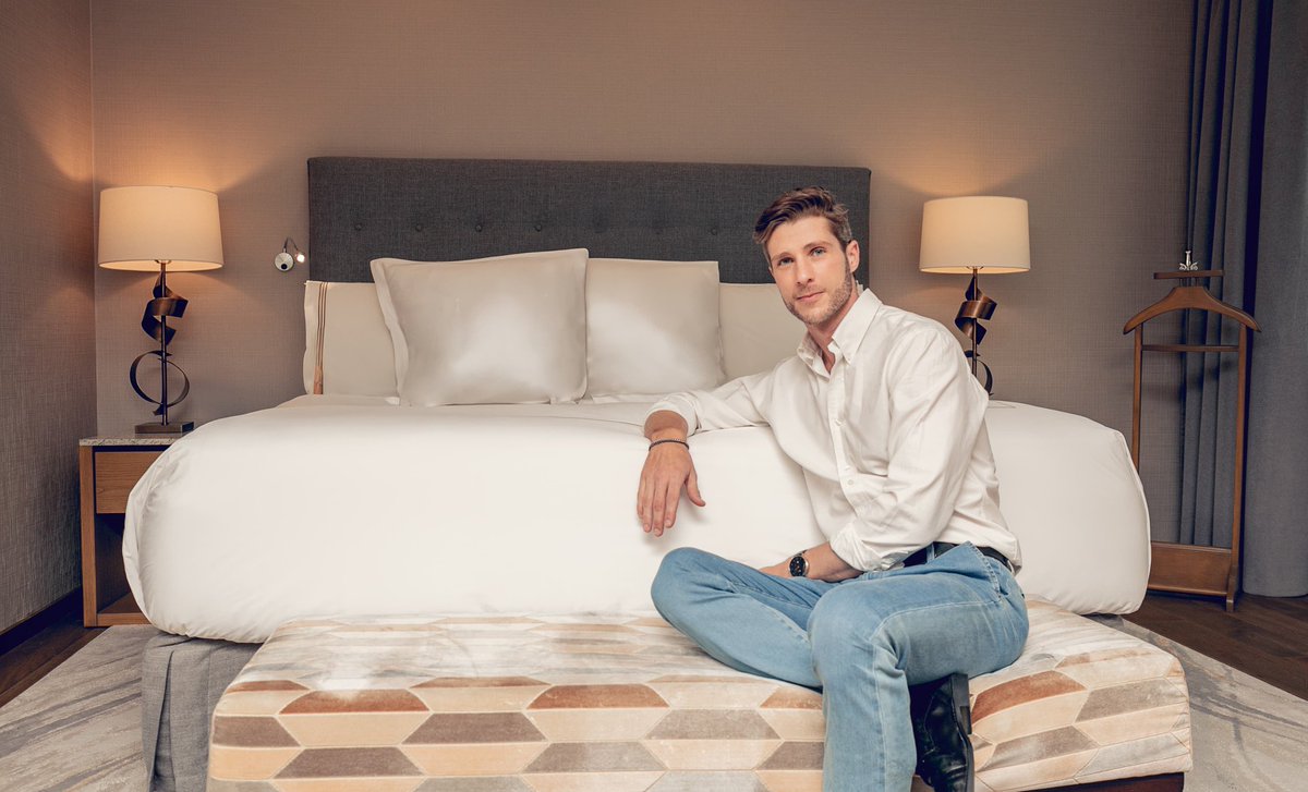 Vive la excelencia en el corazón de la Ciudad de México.
En Hotel Marquis Reforma, cada detalle está diseñado para superar tus expectativas. Habitaciones sofisticadas, gastronomía de primer nivel y un spa único te esperan para brindarte una experiencia incomparable.