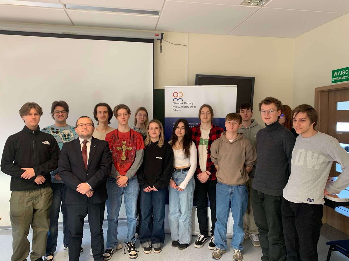 rodm_gdansk's tweet photo. 💬20 grudnia 2024 r. #RODM Gdańsk zorganizował spotkanie z Konsulem Generalnym Ukrainy w Gdańsku - Oleksandr Plodystyi spotkał się na Wydziale Nauk Społecznych Uniwersytetu Gdańskiego ze społecznością studencką. Więcej: https://t.co/HBbzG7PBYm https://t.co/GIIDbbfjVs