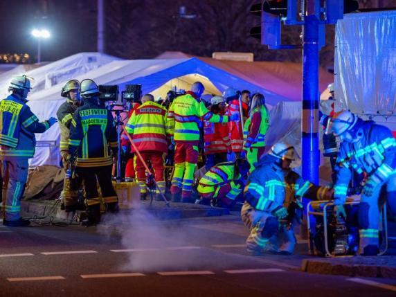 vismoglie's tweet image. 【テロ】ドイツ、マクデブルクのクリスマスマーケット襲撃：車が群衆に衝突「少なくとも11人死亡、60人負傷(内15人は重症)」運転していた男は逮捕された。彼は400メートルも運転しただろう。犯人はサウジアラビア出身50歳の男でベルンブルクで医師として働いている。corriere.it/esteri/24_dice…