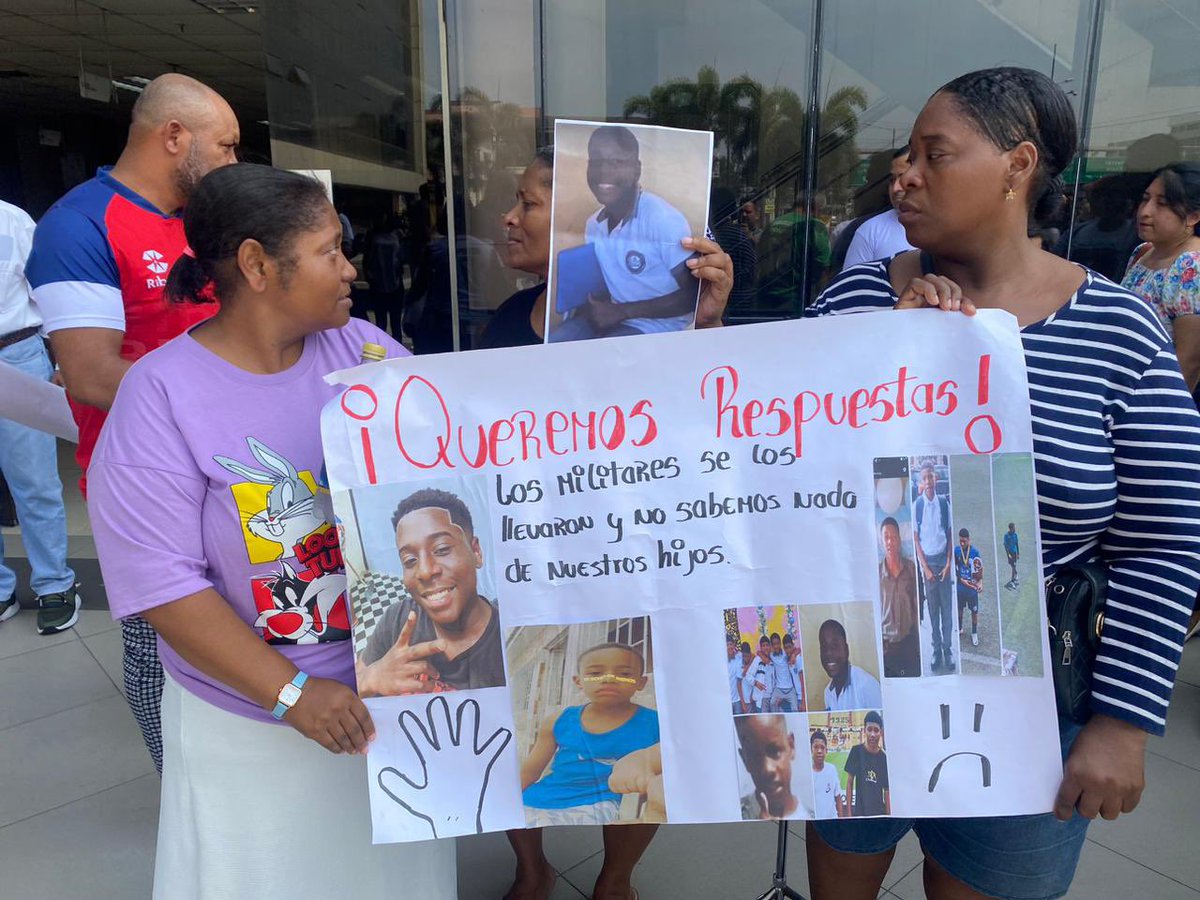 JUAKITA007's tweet image. Después de 12 días de desaparición forzada, Josué e Ismael Arroyo, hermanos de 14 y 15 años, junto a sus amigos Saúl Arboleda, de 15 años, y Steven Medina, de apenas 11, siguen sin aparecer.

Y lo único que tenemos claro es que fueron militares en servicio activo @FFAAECUADOR…