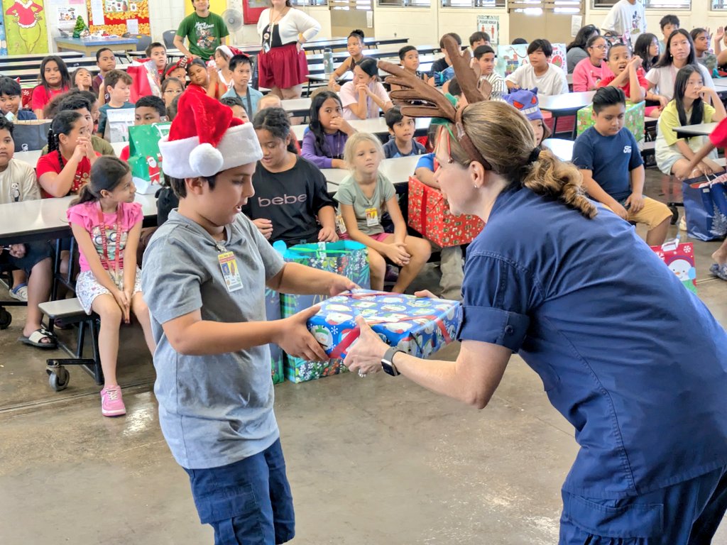 Mahalo to our Community partners the @USCGHawaiiPac  for volunteering their time and resources to give students  a gift for the holiday season.