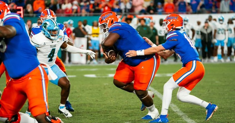 Corey_Bender's tweet photo. WATCH: 450-pound Desmond Watson appears at running back and picks up the #Gators first down 😲

➡️ https://t.co/uPE9w0SEGw @on3 @GatorsOnline https://t.co/Uv4kvMJIzn