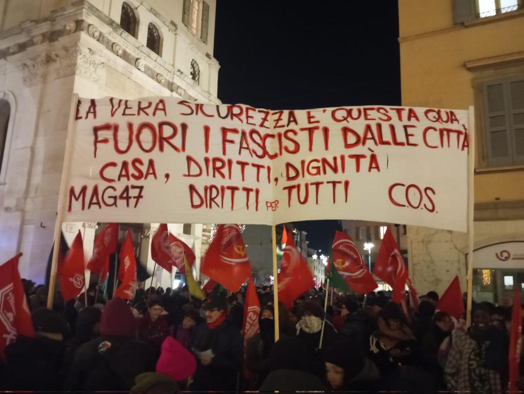 LinksLesen's tweet photo. #Antifa
Große antifaschistische Demo in Brescia - als Antwort auf einen Naziaufmarsch vir wenigen Tagen durch diese Stadt mit großer #Partisanen-Tradition.
Auf dem Transparent: "Die wahre Sicherheit ist diese: Faschisten raus aus der Stadt! Häuser, Rechte und Würde für alle" https://t.co/FM0bN8gaBA
