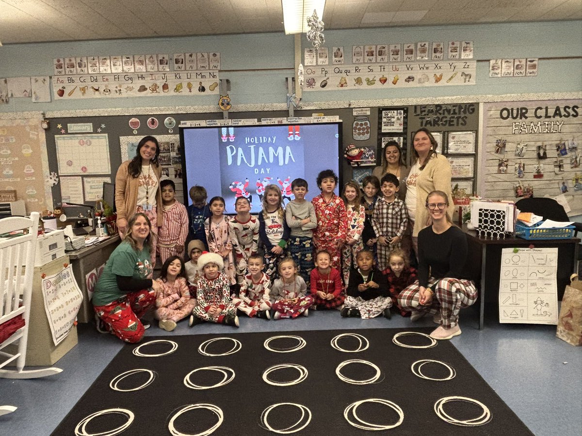 Miss_DeSousaa's tweet photo. Loved being able to hangout with these firsties on pajama day! @MsWynn22 @OSchoolsPR @School9E https://t.co/ohXGKRaEVR