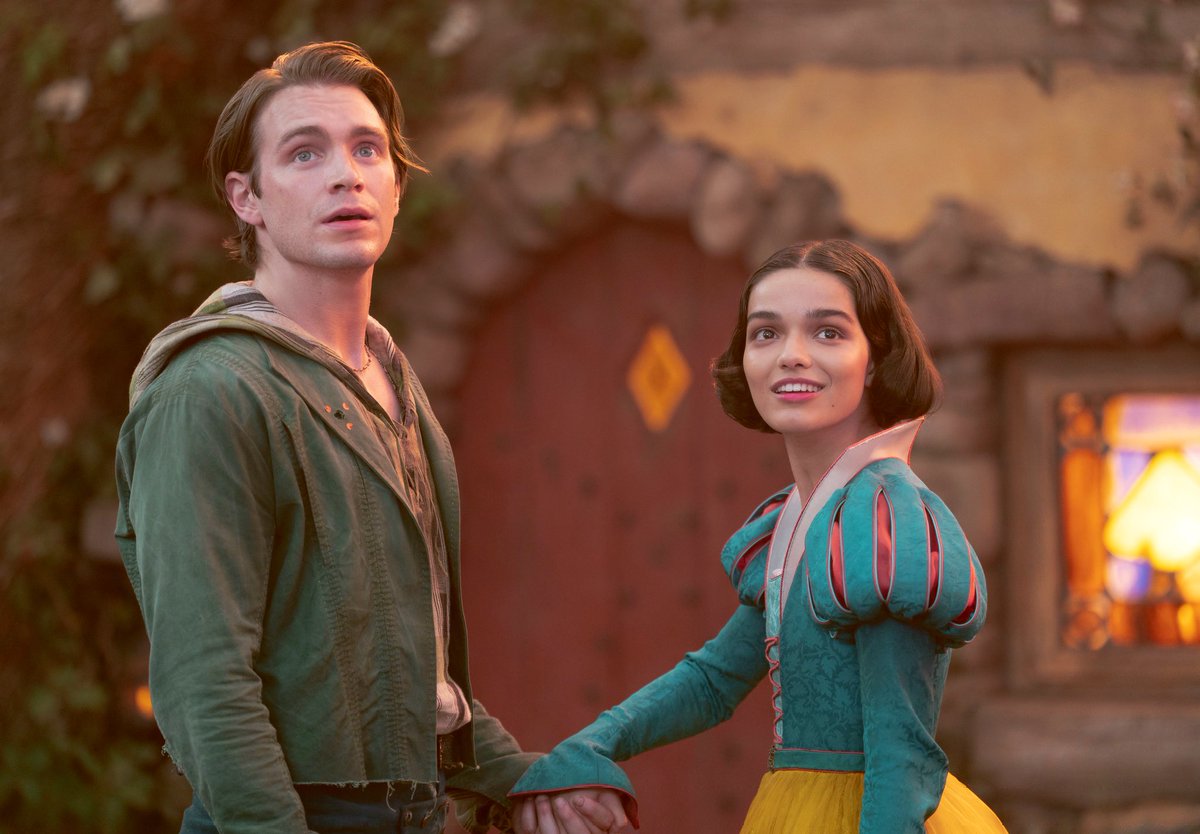 cosmic_marvel's tweet photo. New look at Rachel Zegler as Snow White and Andrew Burnap as Jonathan in Disney’s live-action ‘SNOW WHITE’ film. 

In theaters on March 21, 2025. https://t.co/jVcOTrK4HP