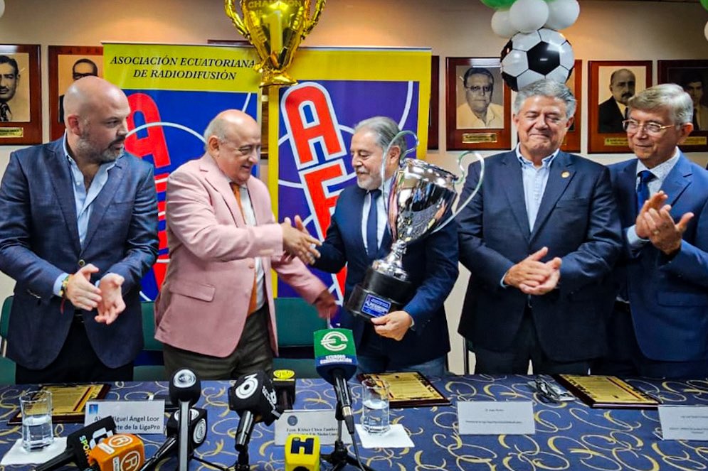 La Asociación Ecuatoriana de Radiodifusión, AER entregó hoy los reconocimientos del año 2024 a varias instituciones. Liga Deportiva Universitaria fue reconocida por los éxitos logrados y la buena relación con la prensa.

¡En apenas 24 meses hemos conseguido una Copa Sudamericana