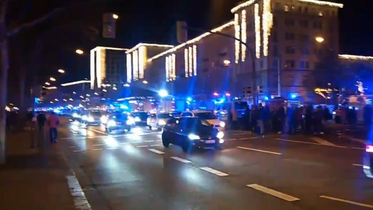 vismoglie's tweet image. 【テロ】ドイツ、マクデブルクのクリスマスマーケット襲撃：車が群衆に衝突「少なくとも11人死亡、60人負傷(内15人は重症)」運転していた男は逮捕された。彼は400メートルも運転しただろう。犯人はサウジアラビア出身50歳の男でベルンブルクで医師として働いている。corriere.it/esteri/24_dice…