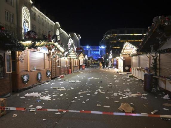 vismoglie's tweet image. 【テロ】ドイツ、マクデブルクのクリスマスマーケット襲撃：車が群衆に衝突「少なくとも11人死亡、60人負傷(内15人は重症)」運転していた男は逮捕された。彼は400メートルも運転しただろう。犯人はサウジアラビア出身50歳の男でベルンブルクで医師として働いている。corriere.it/esteri/24_dice…