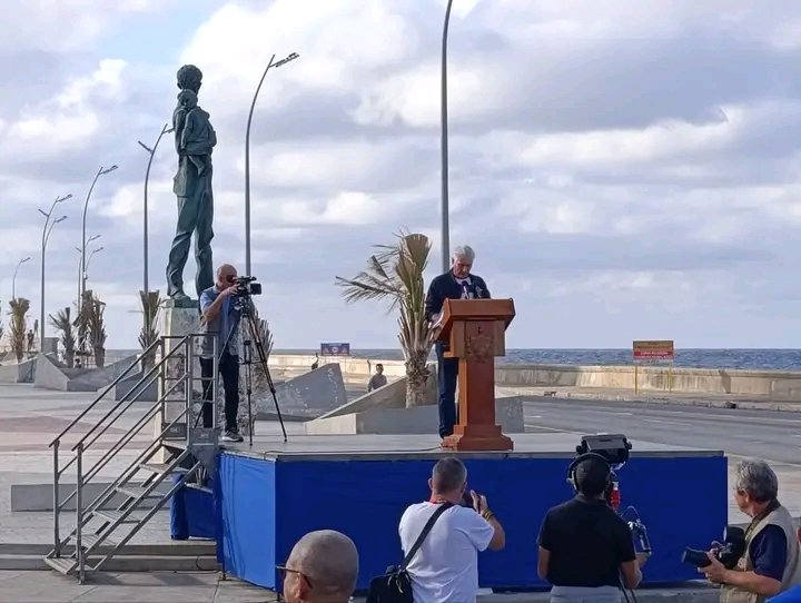 ChocolateCubana's tweet photo. Díaz-Canel al inicio de la marcha: Ningún gobernante norteamericano puede reconocer a Cuba como país patrocinador del terrorismo. Lo reconocen, pero no actúan #MarchoXCuba
#DeZurdaTeam
#MambisesDeAcero
#RedTocororo https://t.co/1oFDTOJC1K