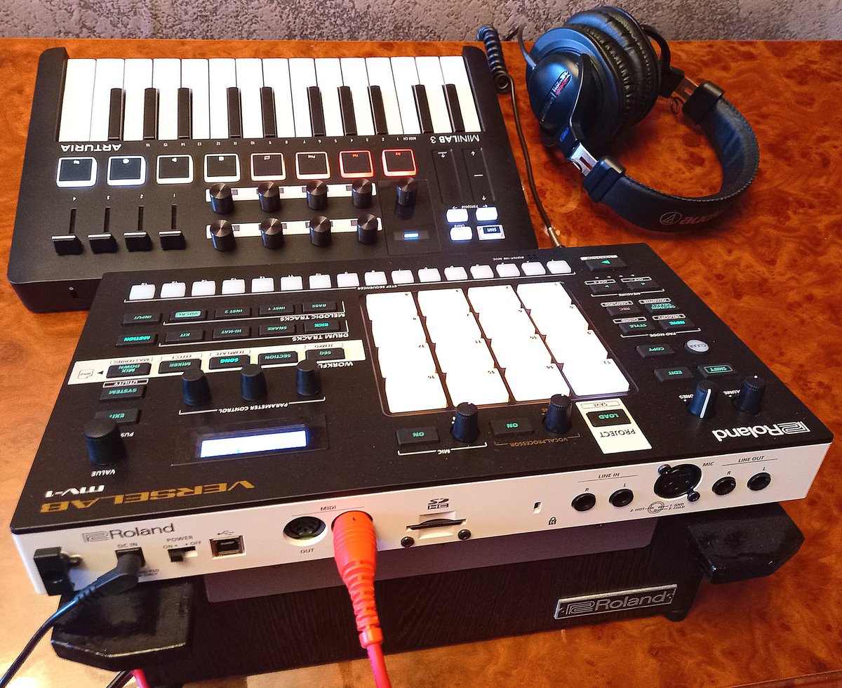 doctivanov's tweet image. The brothers 🎹
#verselab #minilab #homestudio
@rolandsynthaira @ArturiaOfficial 
@MyRoland @ArturiaJP