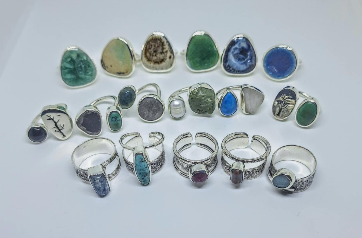 Lots of goody's☺
Ако нема вода има прстени🤣🤣
Ме мрзеше да ги сликам едно по едно. Толку ми се прстите жива рана и све ме боли😶
Дечки ова е најава за новогодишен базар во Сити мол од 26 до 30 декември🌲⭐❄па повелете.
Стајте по еден РТ за поддршка❤