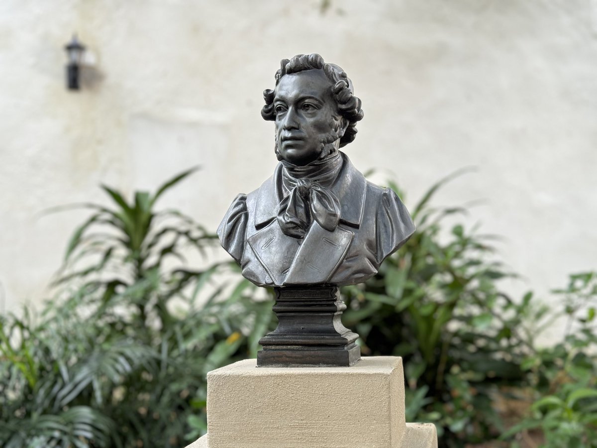 EmbRusCuba's tweet image. ✍️🇷🇺 Ayer develamos en la Casa de la Poesía, en La Habana Vieja el busto del gran poeta ruso, Aleksandr Serguéievich #Pushkin. Agradecemos el apoyo de siempre de nuestros amigos de @ohc_habana cuyo esfuerzo hizo posible este importante proyecto 🤝

➡️ Más: t.me/EmbRusCuba/3596