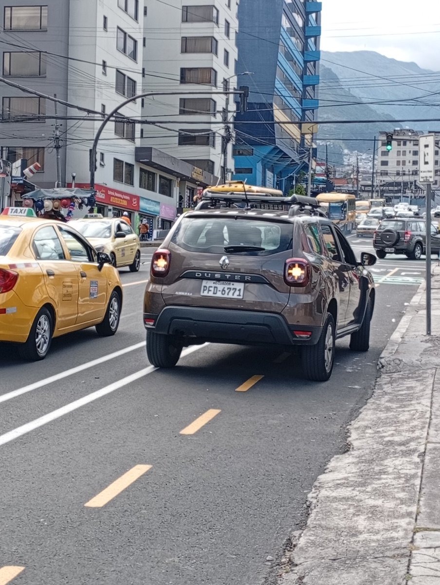 andreitatime's tweet photo. Hasta cuándo los bolardos 3:30pm #InvasionCiclovias #QuitoEnBici placa PFD-6771 Mariana de Jesús y Inglaterra #mapadecalor @AMT_Quito https://t.co/V0RBGe61cr