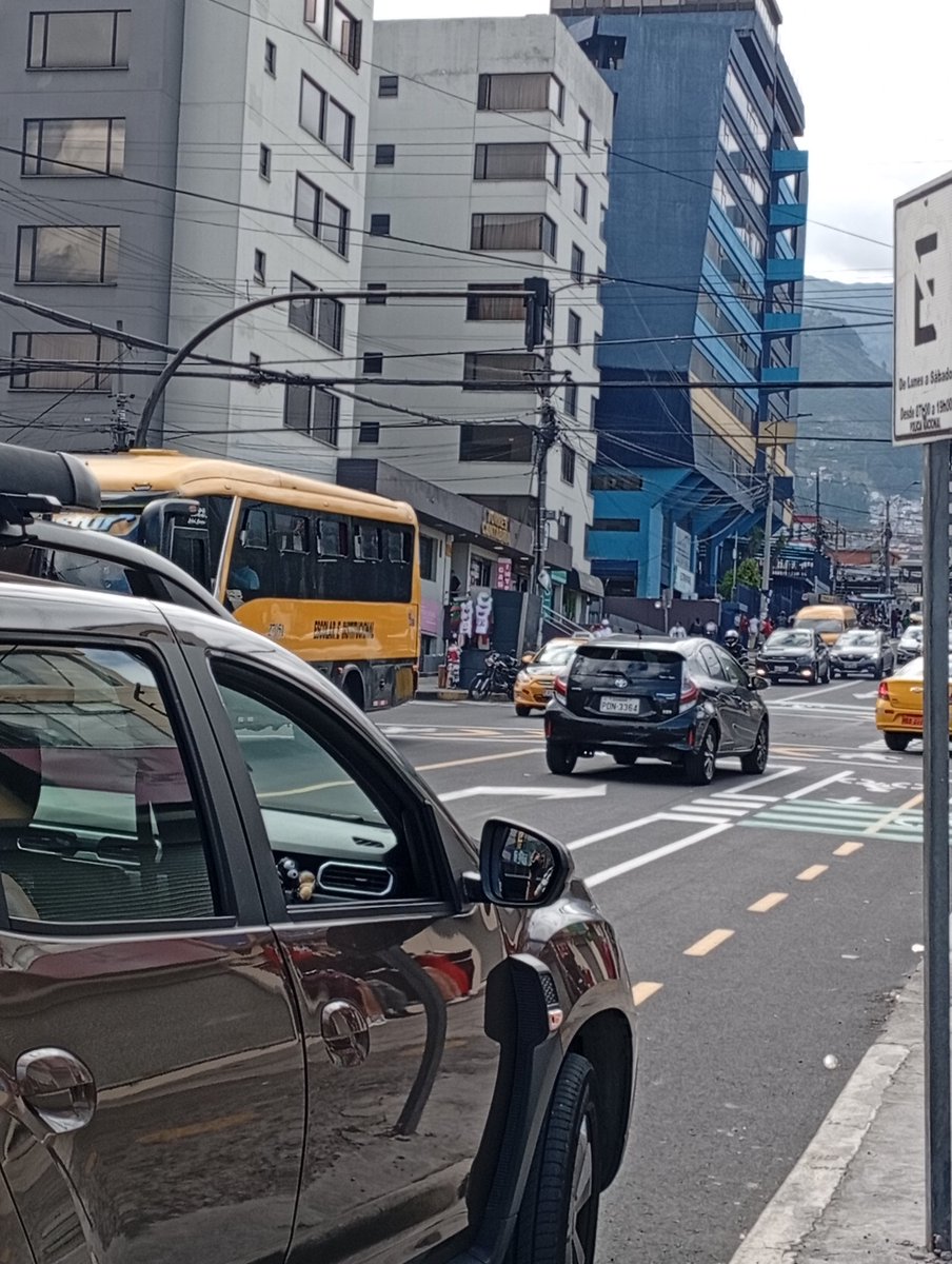 andreitatime's tweet photo. Hasta cuándo los bolardos 3:30pm #InvasionCiclovias #QuitoEnBici placa PFD-6771 Mariana de Jesús y Inglaterra #mapadecalor @AMT_Quito https://t.co/V0RBGe61cr