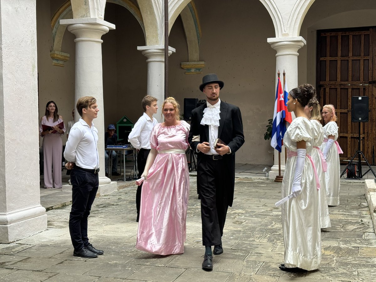 EmbRusCuba's tweet image. ✍️🇷🇺 Ayer develamos en la Casa de la Poesía, en La Habana Vieja el busto del gran poeta ruso, Aleksandr Serguéievich #Pushkin. Agradecemos el apoyo de siempre de nuestros amigos de @ohc_habana cuyo esfuerzo hizo posible este importante proyecto 🤝

➡️ Más: t.me/EmbRusCuba/3596