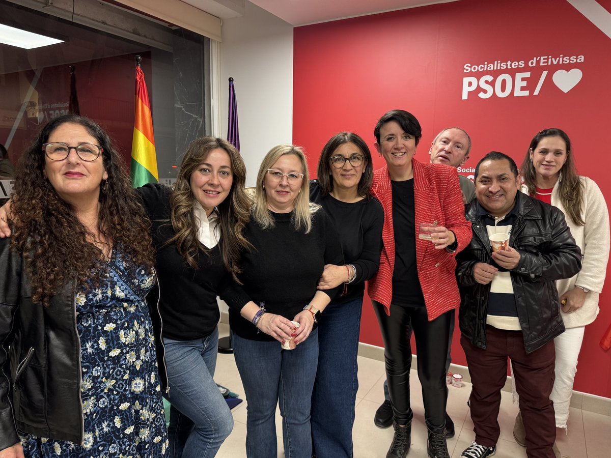PSOE_Eivissa's tweet photo. 🌹L'Agrupació Socialista d'Eivissa ha celebrat aquesta tarda el tradicional brindis de Nadal. 

✨Molts d’anys a tothom! https://t.co/KAxM0t73QA