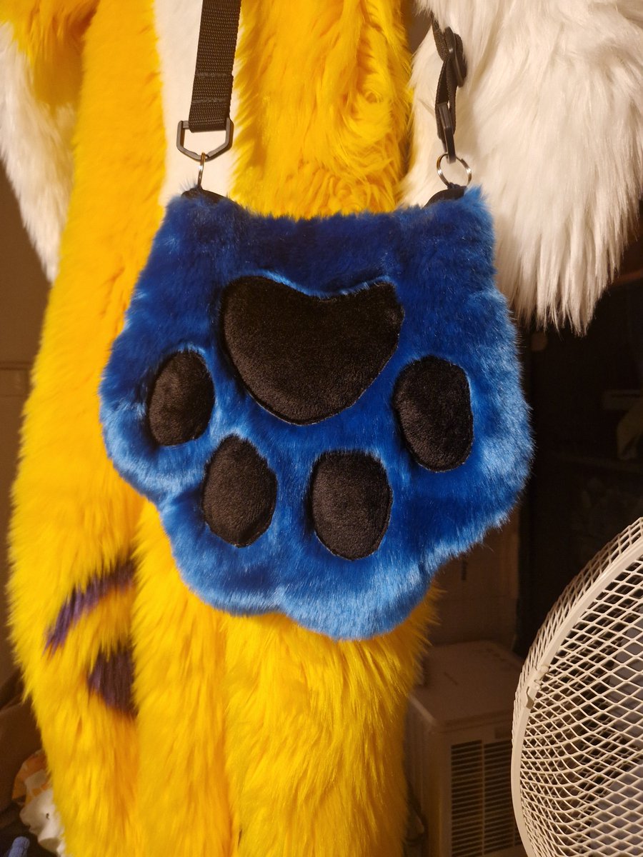 OokamiPaw's tweet photo. I made #pawbag 🙌🤓✨️ - I wanted one for a while 🫠  #FursuitFriday #Mofucon #Mofucon24 https://t.co/vduUahvkr9