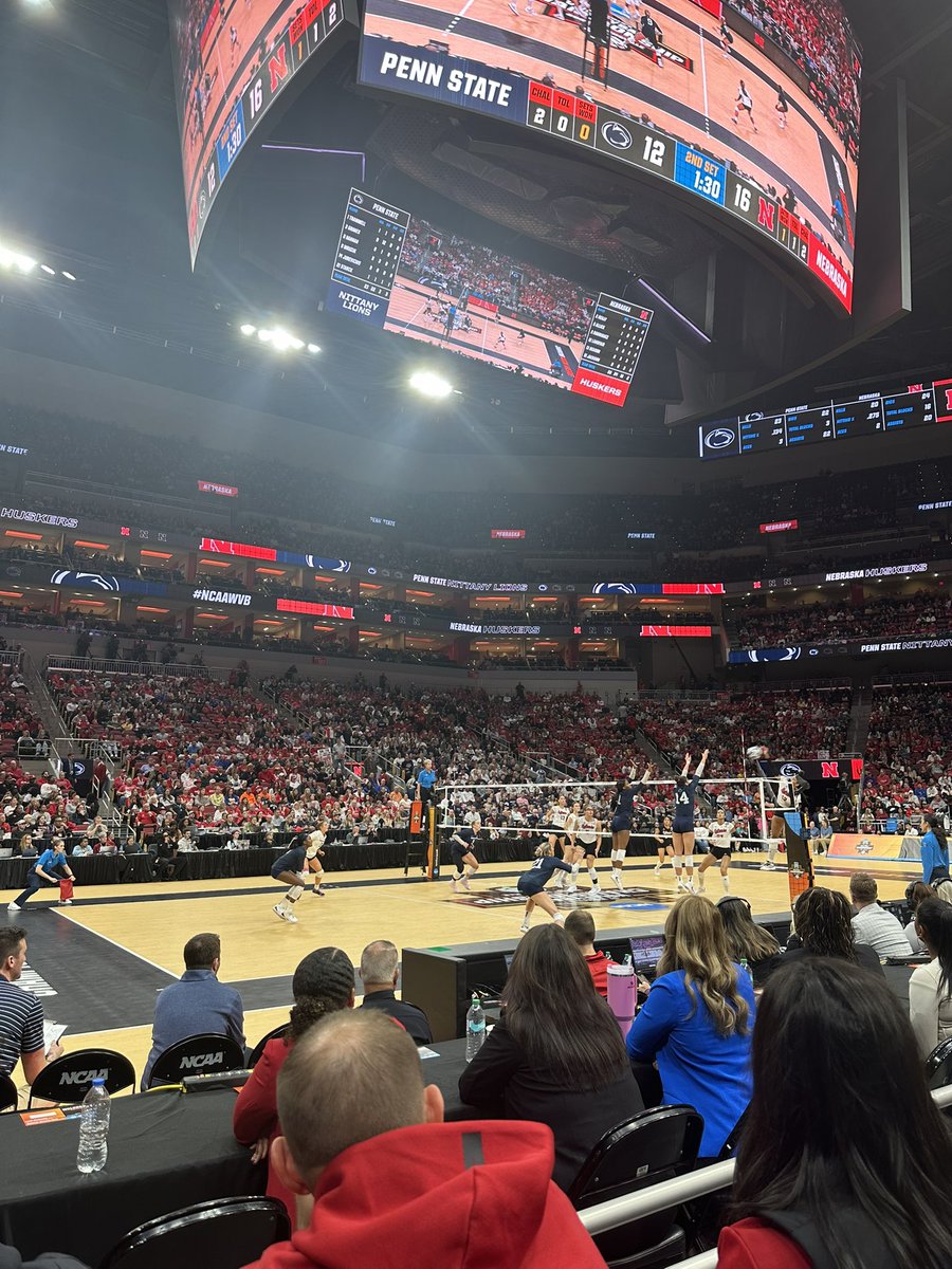 LyndseyRobVball's tweet photo. I got to attend the NCAA D1 National Semifinals yesterday in Lousville!! This was such a fun experience!! 

@HuskerVB @PennStateVBALL @LouisvilleVB @Pitt_VB @B1GVolleyball @ACCVolleyball @NCAAVolleyball https://t.co/sOE4RNOsYt