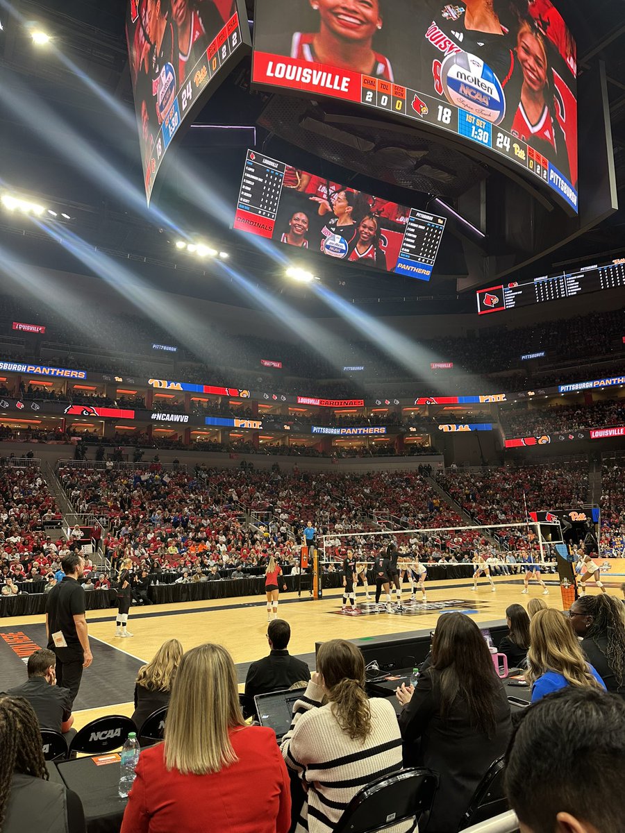LyndseyRobVball's tweet photo. I got to attend the NCAA D1 National Semifinals yesterday in Lousville!! This was such a fun experience!! 

@HuskerVB @PennStateVBALL @LouisvilleVB @Pitt_VB @B1GVolleyball @ACCVolleyball @NCAAVolleyball https://t.co/sOE4RNOsYt
