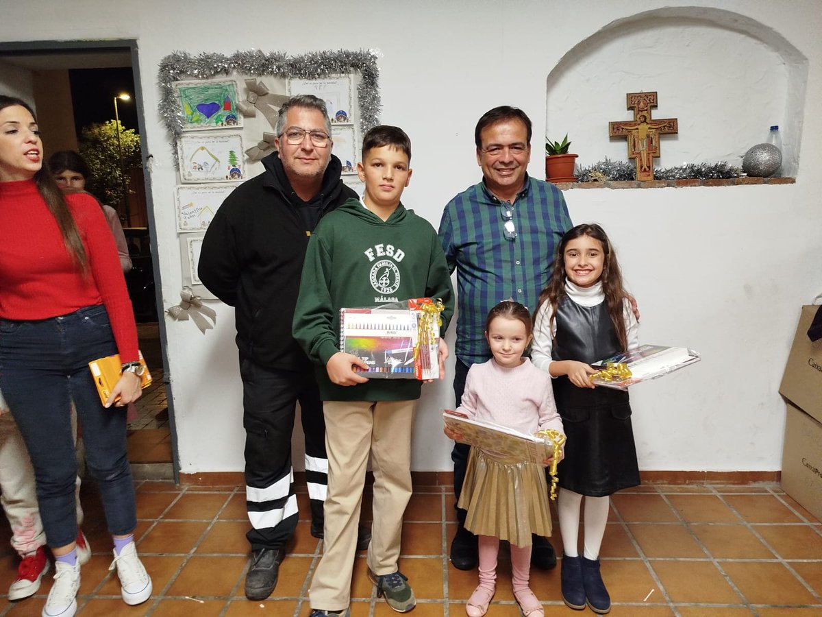 Crucifixion_MLG's tweet photo. Esta tarde se ha celebrado en nuestra @elbuenpastormlg  le entrega de premios del concurso de dibujos de Christmas de nuestra Hermandad y que será el que represente la  felicitación de esta Navidad para los hermanos. 
1. Valeria Arrabal (ganadora)
2. Sergio Plata
3. Alma Plata https://t.co/5v46UwPi2d