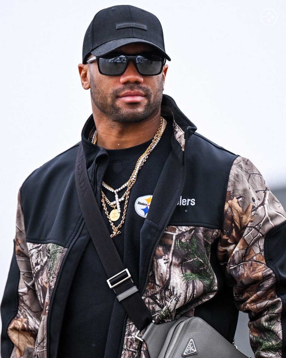 TRENDING: #Steelers QB Russell Wilson was wearing a bird-hunting jacket as he entered the team plane today.

👀

Pittsburgh plays the Baltimore Ravens tomorrow.

🍿🍿🍿