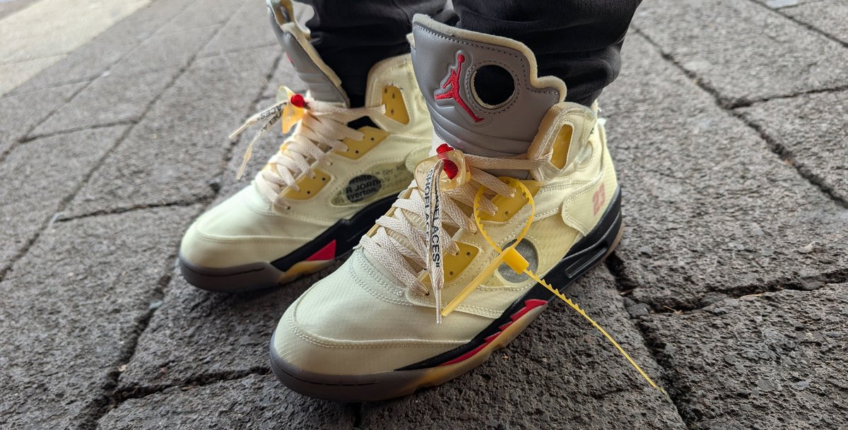 24GEric's tweet photo. Friday kicks #Jordan5  #jordan #offwhite  #kotd #snkrskickcheck #yoursneakersaredop https://t.co/dfDeYh7IIZ