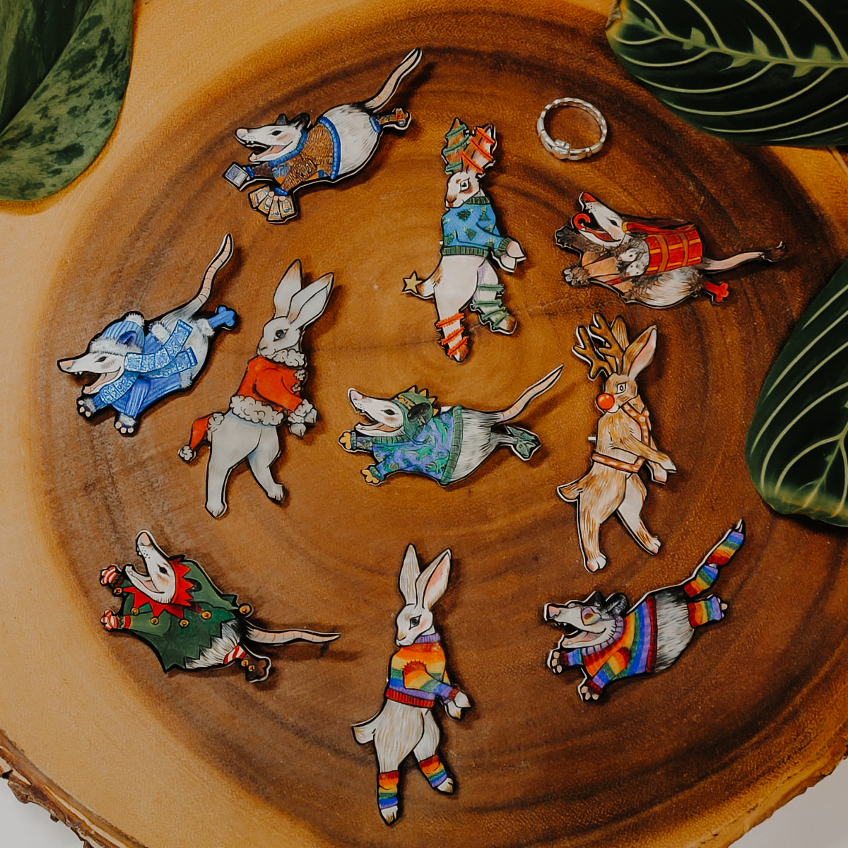 Dobe_Draws's tweet photo. Holiday Drops 🌿
New possum and hare pins just dropped at Building Character! Each was drawn using color pencils on shrink plastic so they're entirely unique and done by hand.

Once they're gone, they're gone, so grab them while you can! https://t.co/NIUU2SW96K