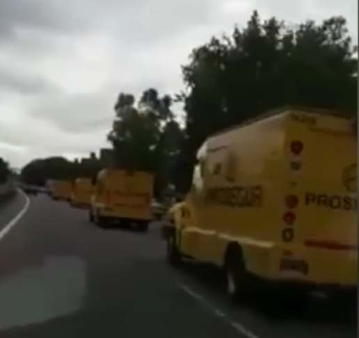 Apenas unas horas antes del Corralito de 2001, los medios pasaban estas imagenes de unos 10,000 camiones de caudales llevando dólares a EZEIZA por la Autopista Richieri.

Nadie sabía ni entendía que estaba pasando. Los medios tampoco explicaban.

Resulta que estos dólares