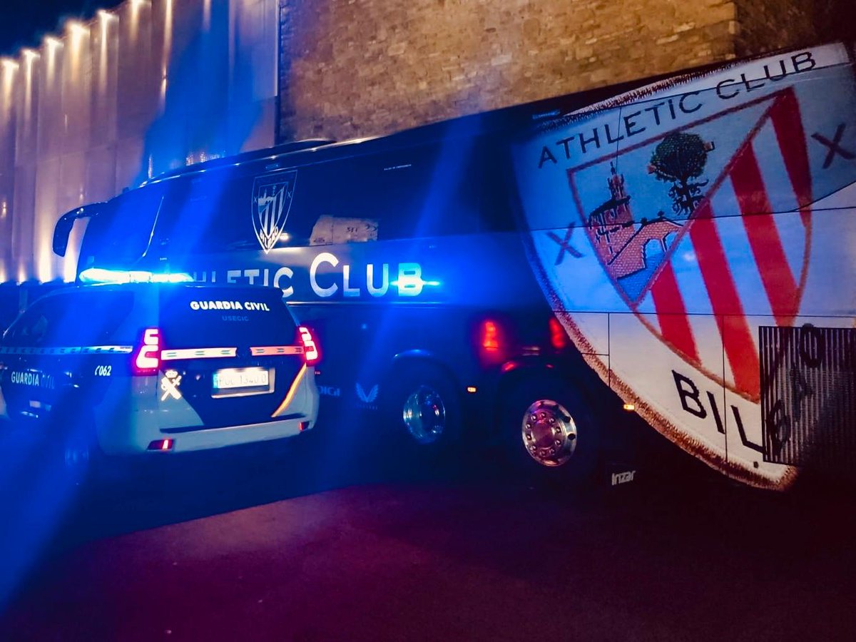 NavarraGC's tweet photo. 🚔 Dispositivo de seguridad de la Guardia Civil de Navarra durante la llegada del Athletic Club ⚽️ para disputar el partido contra el CA Osasuna en el estadio de El Sadar
#usecic #serviciofiscal #guardiacivildenavarra https://t.co/tsJJBw6bzD