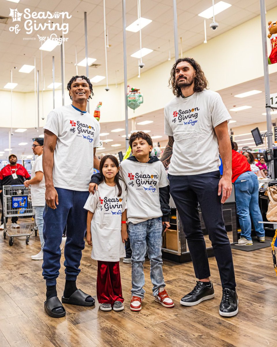 HoustonRockets's tweet photo. 🎁🛒 The Rockets teamed up with Kroger to spread holiday cheer with a grocery shopping spree for families!

Steven Adams and Amen Thompson jumped in to assist, making it a memorable night of giving back.
 
#RocketsGiveBack l #SeasonOfGiving https://t.co/SXZs7ofXob