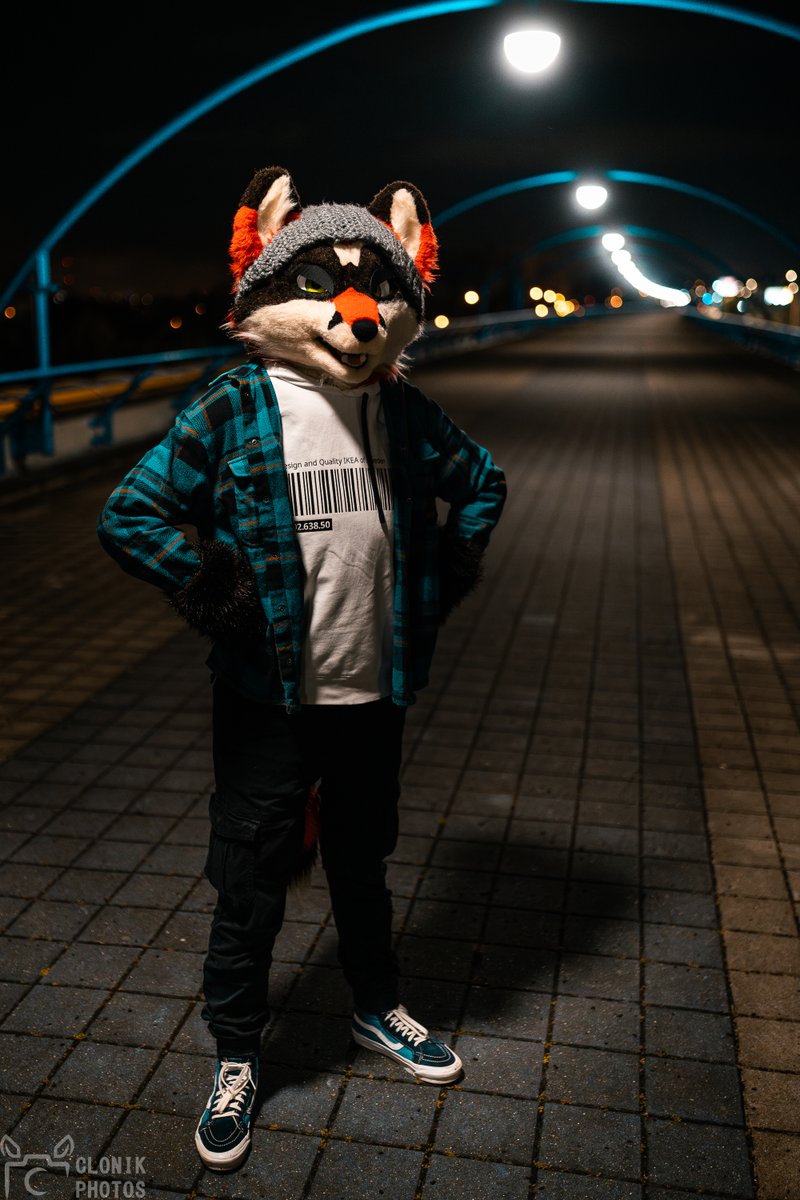It's getting quite late this #FursuitFriday

📸 <a href="/cloniksphotos/">Clonik</a> 
🧵 <a href="/crunchchute/">chase 🌆</a>