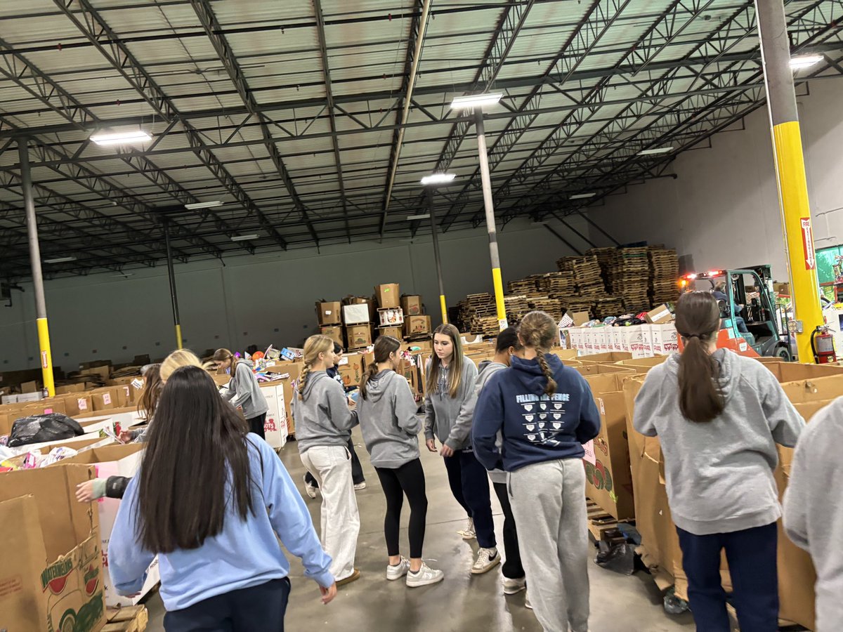 PopeFastpitch's tweet photo. #PFPCYLs delivering 211 toys and spending a few hours sorting, bagging, and moving toys for distribution from @AtlToysforTots
Thankful for the opportunity to serve others this holiday season!
Thank you #PopeNation for your donations!
#PFPFMP #PFPFamily https://t.co/EQcSyPTo1s