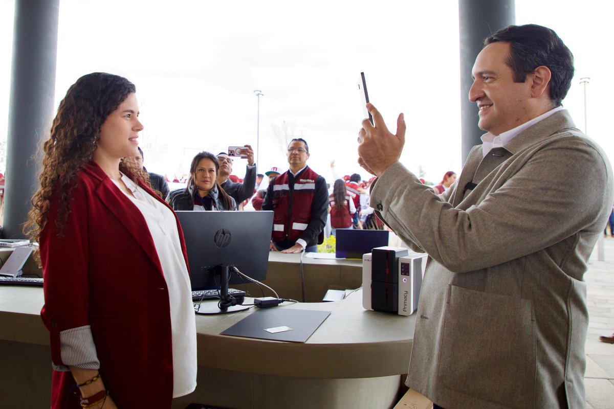 PartidoMorenaMx's tweet photo. ¡La nueva credencial de Morena ya está lista y estamos muy emocionados!

Vamos por 10 millones de afiliados y afiliadas, quienes, para formalizar su militancia en nuestro Partido-Movimiento, recibirán esta nueva credencial.

Morena es un instrumento de lucha al servicio de la sociedad. #SomosMillones de hombres y mujeres libres que luchan por la transformación pacífica y democrática del país.

#MorenaAl100