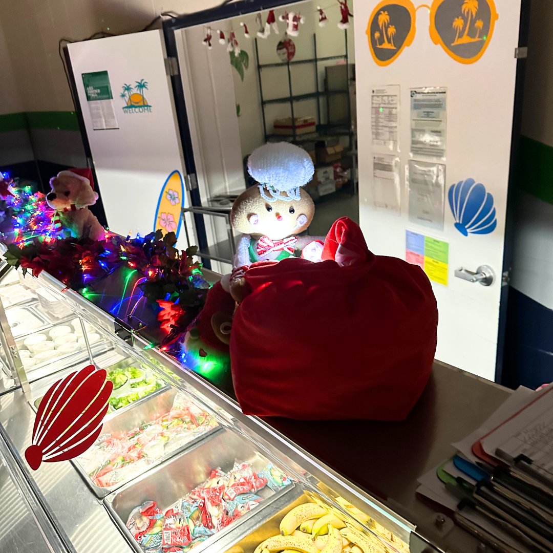 bssdschoolmeals's tweet photo. @bssjaguars brought the holiday magic with their gingerbread house and crew dressed in festive Christmas attire! ๐โจ Plus, check out the beautiful decorations from Daniel Young Elementary. ๐
๐ โค๏ธ
@BSSDnews #WeAreBSSD #BluespringsMO #Bluespringsmissouri #Bluesprings #MOschools https://t.co/M0XXxFeKZk