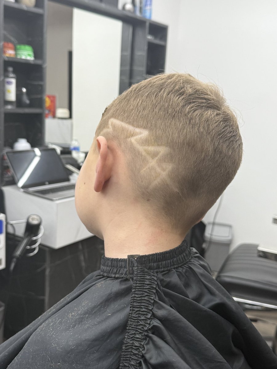 jamesevans1994's tweet photo. The boy loves @_DeclanRice that much he’s even got his shirt number shaved into his head https://t.co/KigI9OlPCd