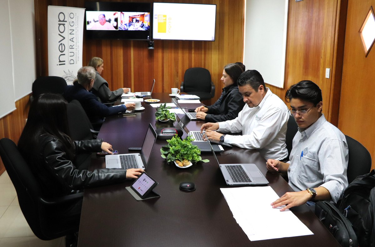inevap_dgo's tweet image. ✅Sesión Extraordinaria del Consejo Directivo del #INEVAP del mes de #diciembre, donde se realizaron trabajo del cierre del 2024. 

💯Se reconoce el esfuerzo desempeñado por parte del equipo de #evaluación para entregar en tiempo y forma los hallazgos de las #evaluaciones.📊📑📈